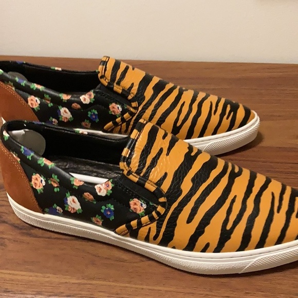 Coach NWOB Limited Edition Tiger & floral Print Leather Slip On Sneaker - Picture 3 of 7